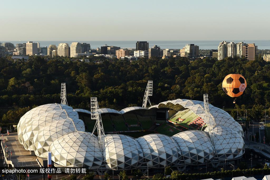 高清图:墨尔本上空现足球热气球 助兴亚洲杯赛
