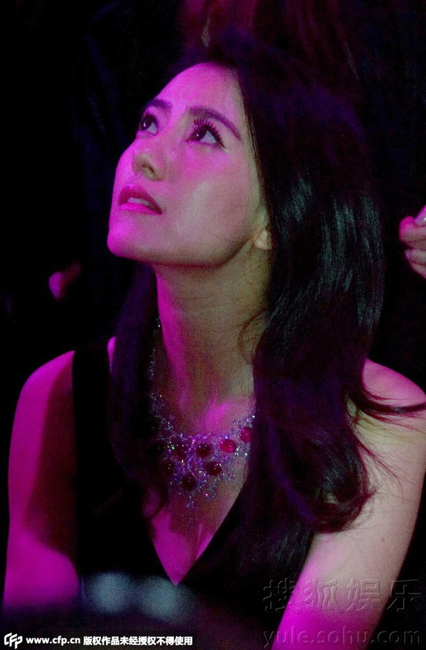 高圆圆穿深V露腰裙秀事业线 与何润东贴身合影