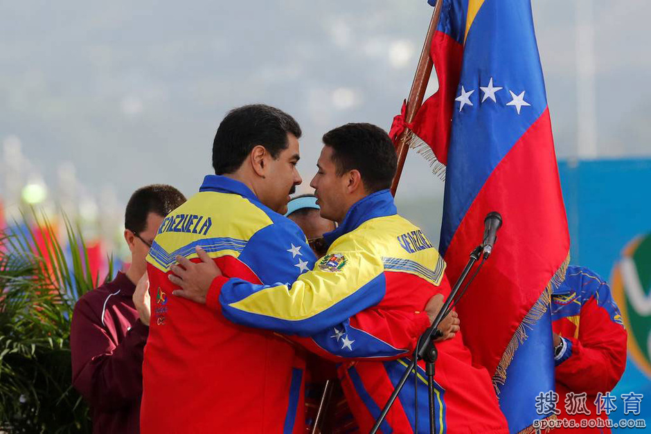 委内瑞拉总统接见国家队 交与国旗亲切拥抱(图