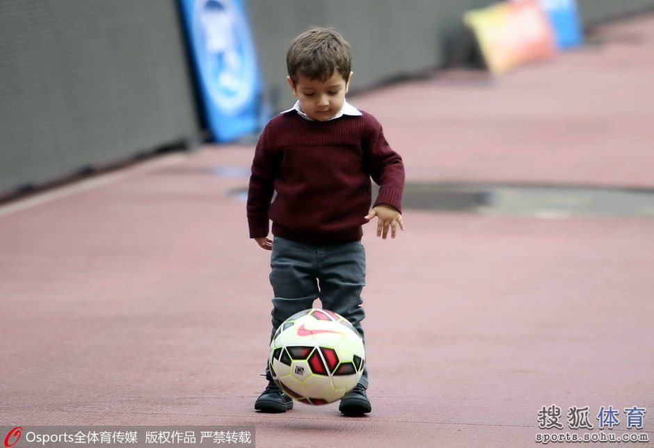 高清:虎父无犬子 孔卡爱子踢球左脚将萌态十足