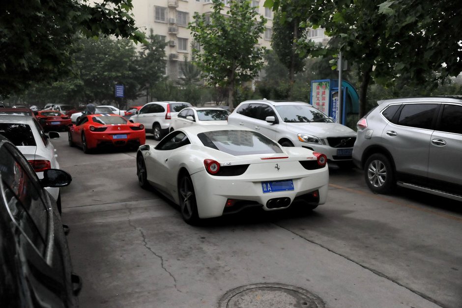 济南豪车迎亲车队惊呆路人 20多辆豪车价超上亿