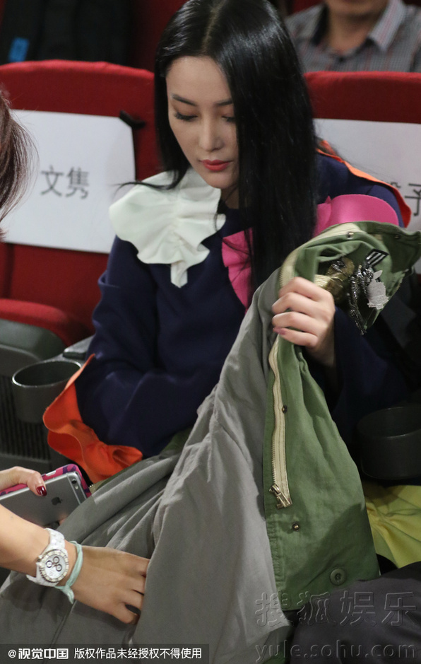 张馨予台下托腮卖萌不慎走光 膝盖淤青惹人怜