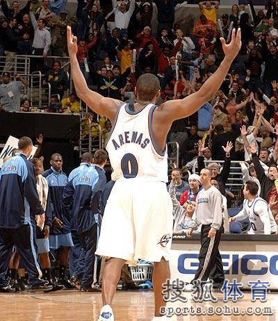 阿里纳斯珍贵照:传奇0号特工 持枪门毁掉生涯