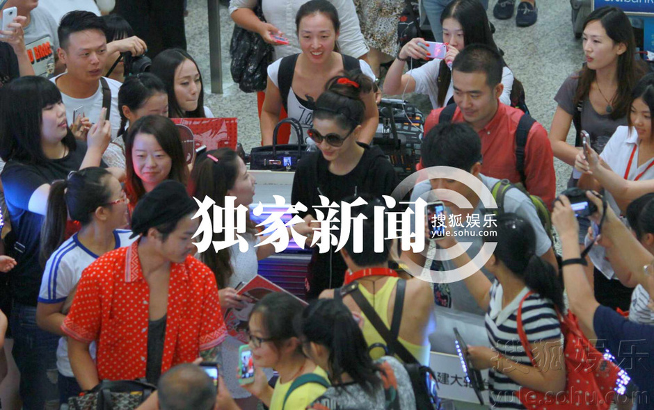 独家:Baby戴小魔女发箍抵沪 粉丝接机心情好(