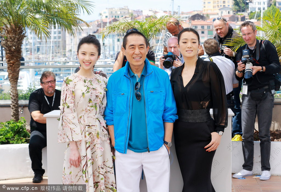 新老"谋女郎"戛纳比美 法国当地时间5月20日,导演张艺谋携巩俐,张慧雯