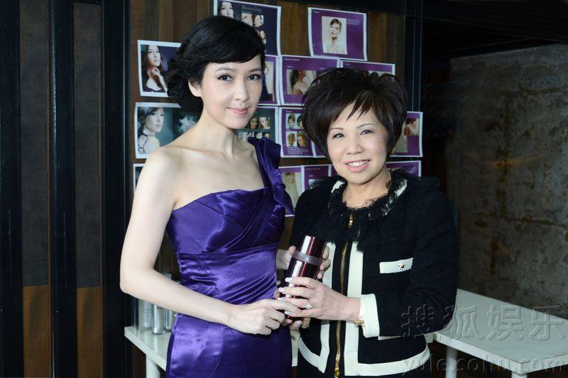 周慧敏拍广告大片 穿紫色裙显妖娆妩媚50535