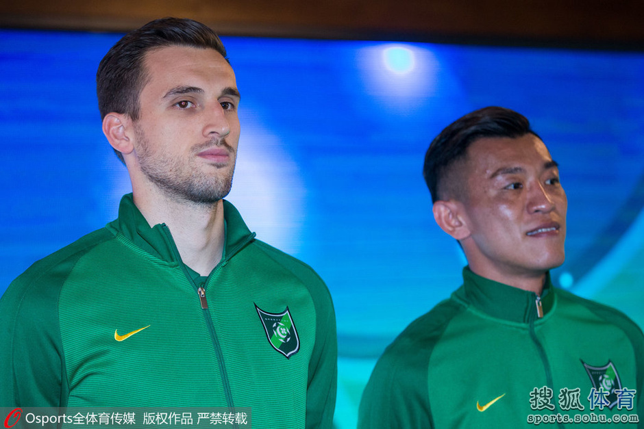 绿城中甲联赛发布会 洪明甫出席展示新球衣(图