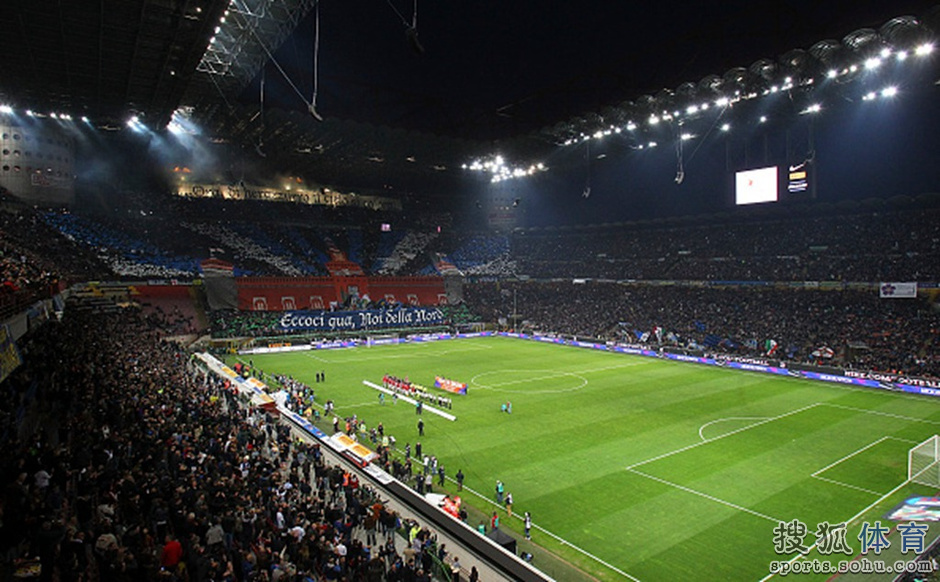 高清图:巨型Tifo再现米兰德比 死忠与蓝黑同在