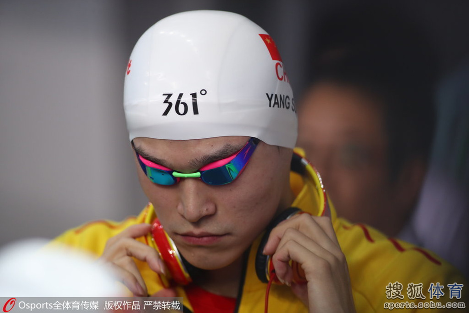 高清图:孙杨400米自由泳夺冠 竖拇指自信庆祝