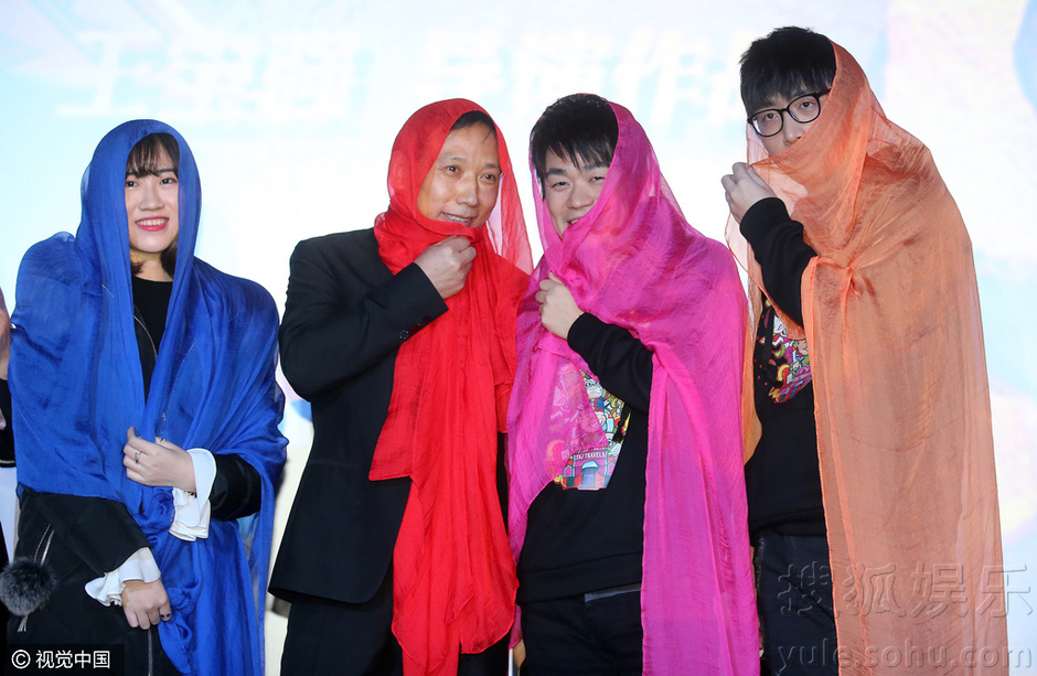 王宝强薄纱掩面娇羞妩媚反差萌 大胆回应质疑(图)