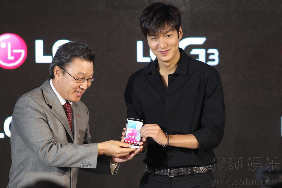 李敏镐黑衬衣现身北京 忙于工作没空恋爱7008289-娱乐频道图片库-大视野-搜狐