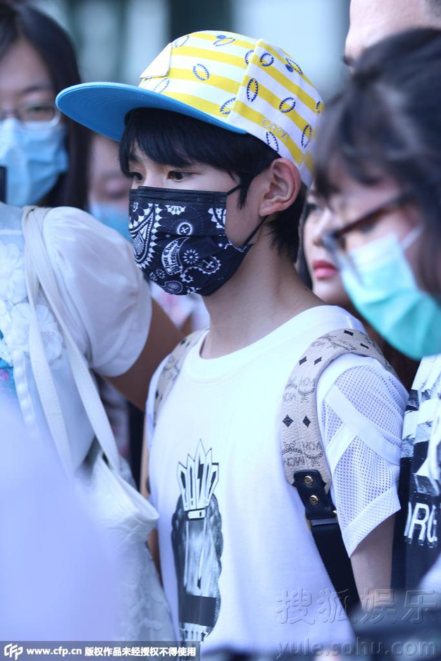 TFboys王源口罩遮面抵京 获助理开道艰难突围