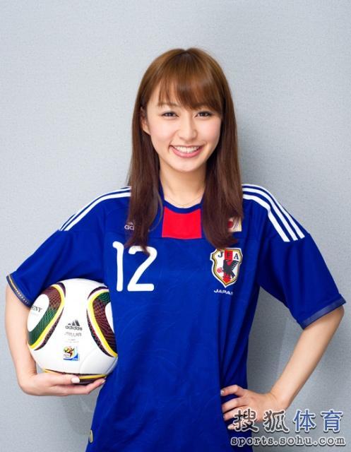 高清:<em>日本</em>足球<em>美女</em>主播清纯着球衣秀曼妙身姿