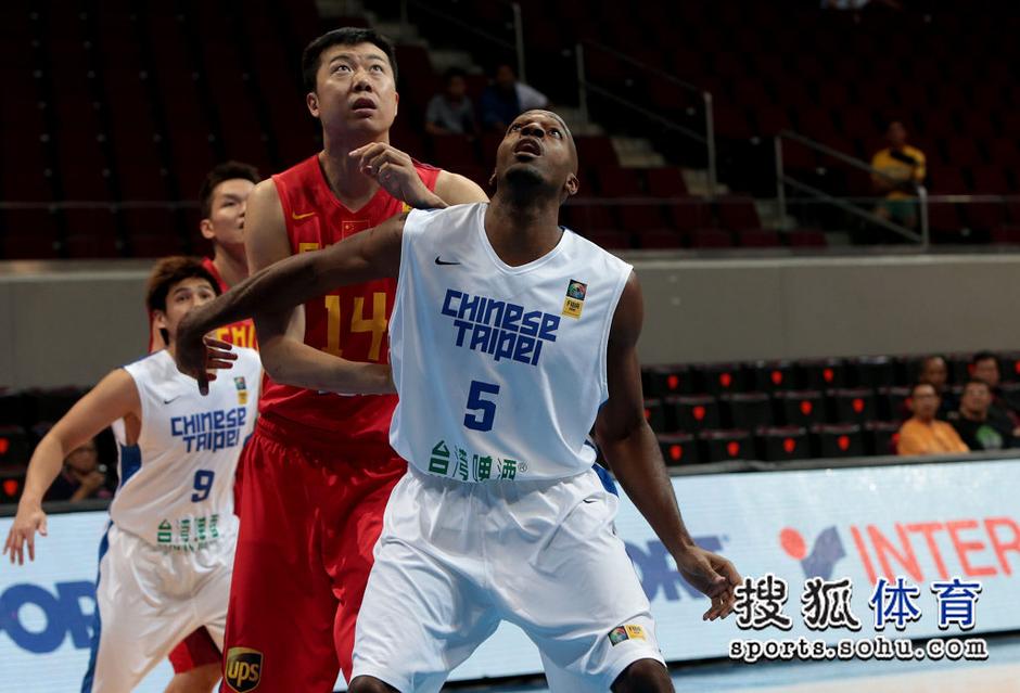 高清:易建联双臂内线暴扣 王哲林进攻无人能挡