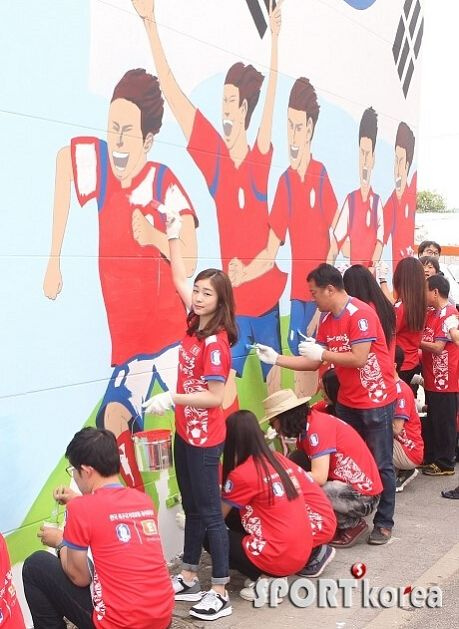 金妍儿做壁画助威世界杯 浓妆亮相目光冷峻(图