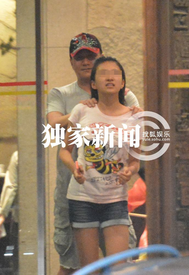 独家:胡军会友吃饭 先送儿女出门显露父爱