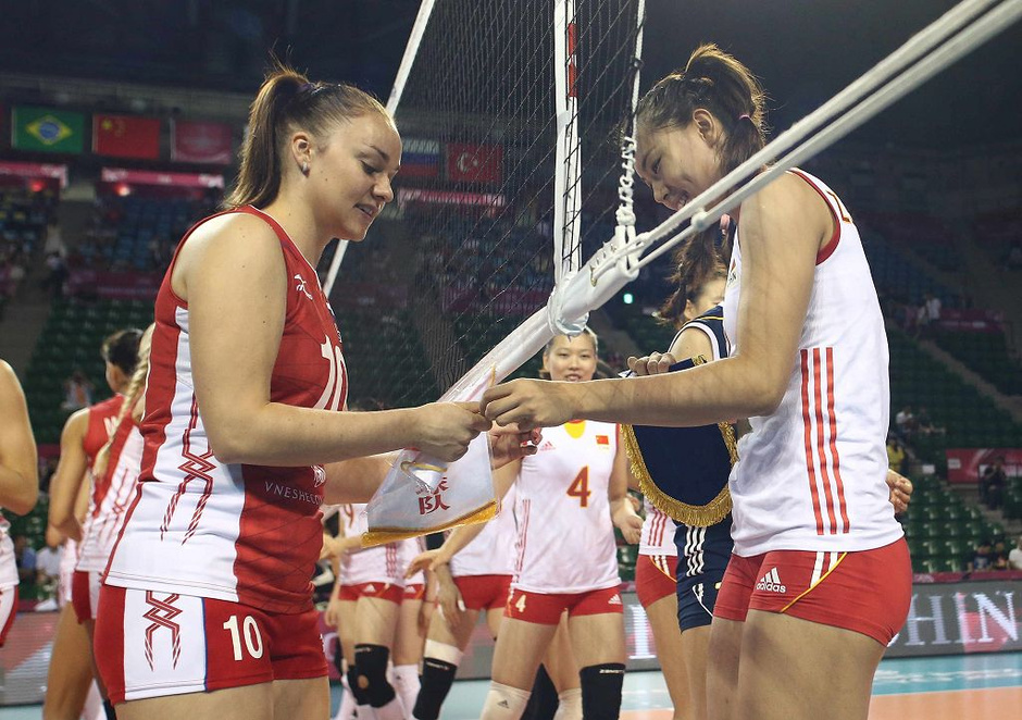 高清:中国女排激战俄罗斯 2米袁心玥横飞救球