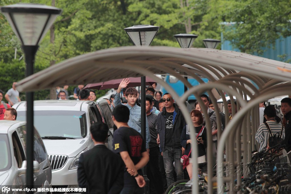 人气旺!吴亦凡拍戏获死忠粉贴身追随