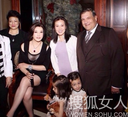 刘晓庆透视装秀事业线 半老徐娘仍装嫩