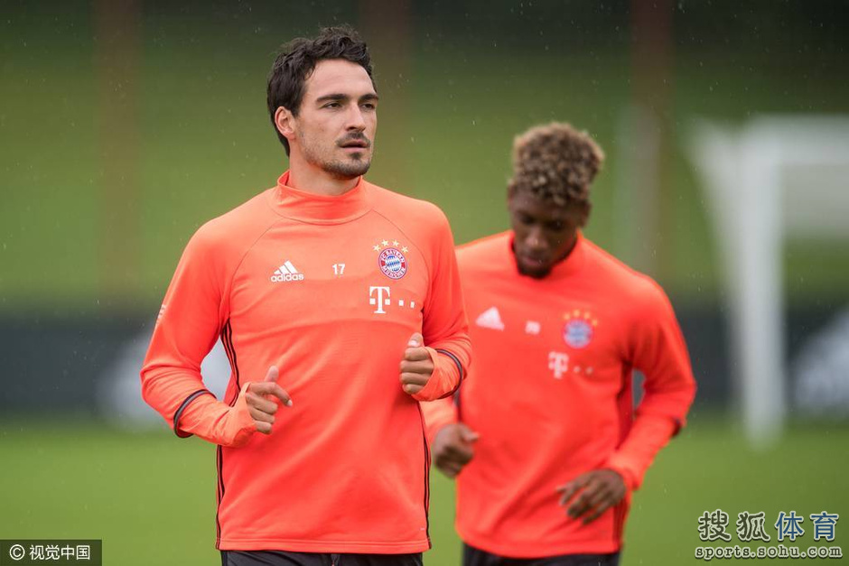 高清图:狐媚桑切斯归队首训 铁闸摊手在讲解啥