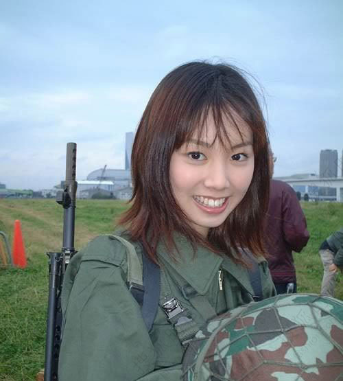 海外实拍:日韩女兵军装照 韩国就读军事教育相关学系的气质美女李妍智