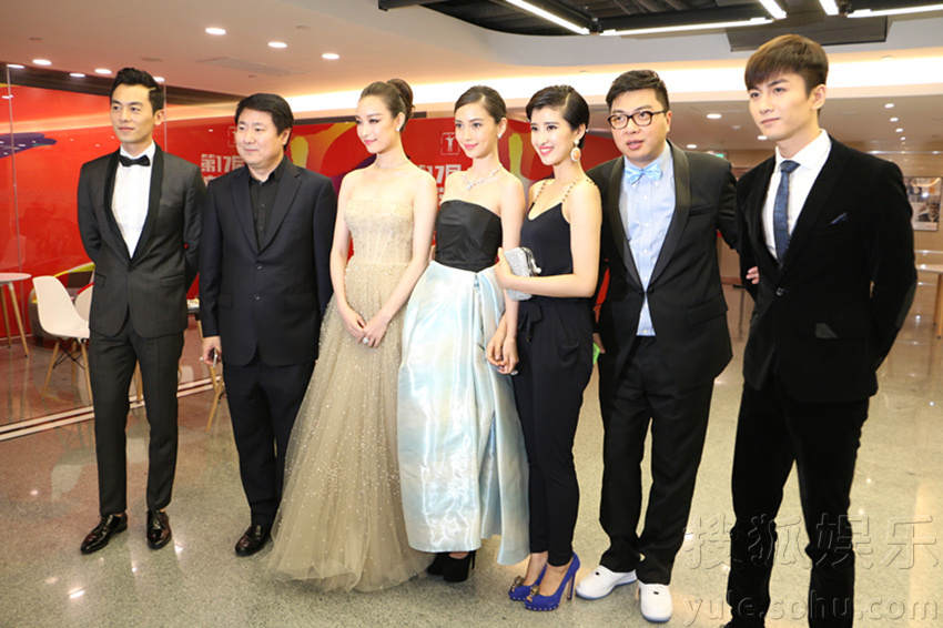 奚望与杨颖倪妮同亮相 裤装潇洒树红毯独秀