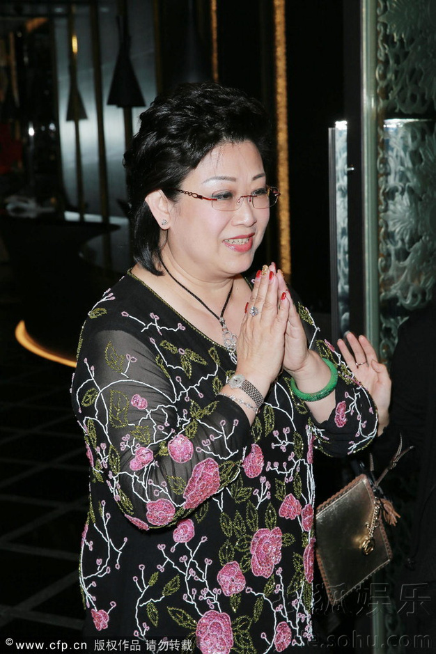 陈晓东香港迎娶护士<em>女友母亲</em>露面发喜糖6198