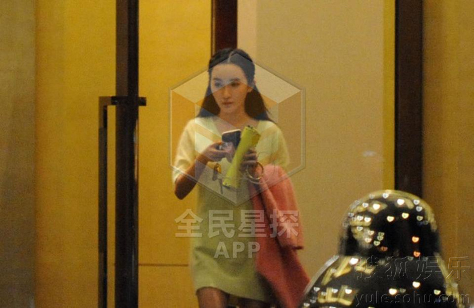 疑冯绍峰名模新欢曝光 深夜密会被传交往半年