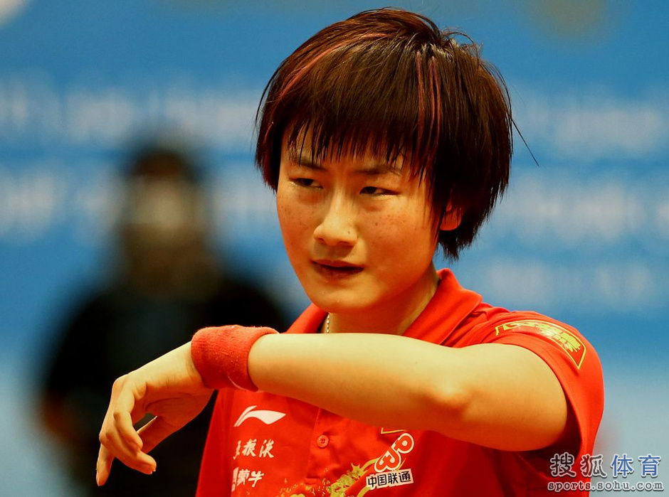 高清图:刘诗雯蹲地上卖萌 举起10.4万美元支票