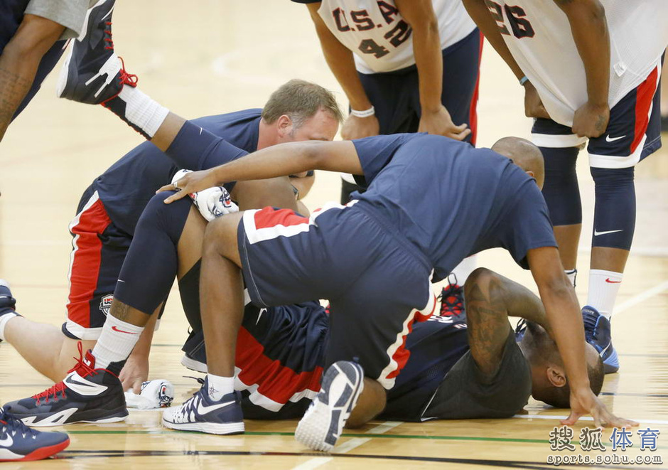 高清图:梦之队训练罗斯大笑 考神受伤表情痛苦