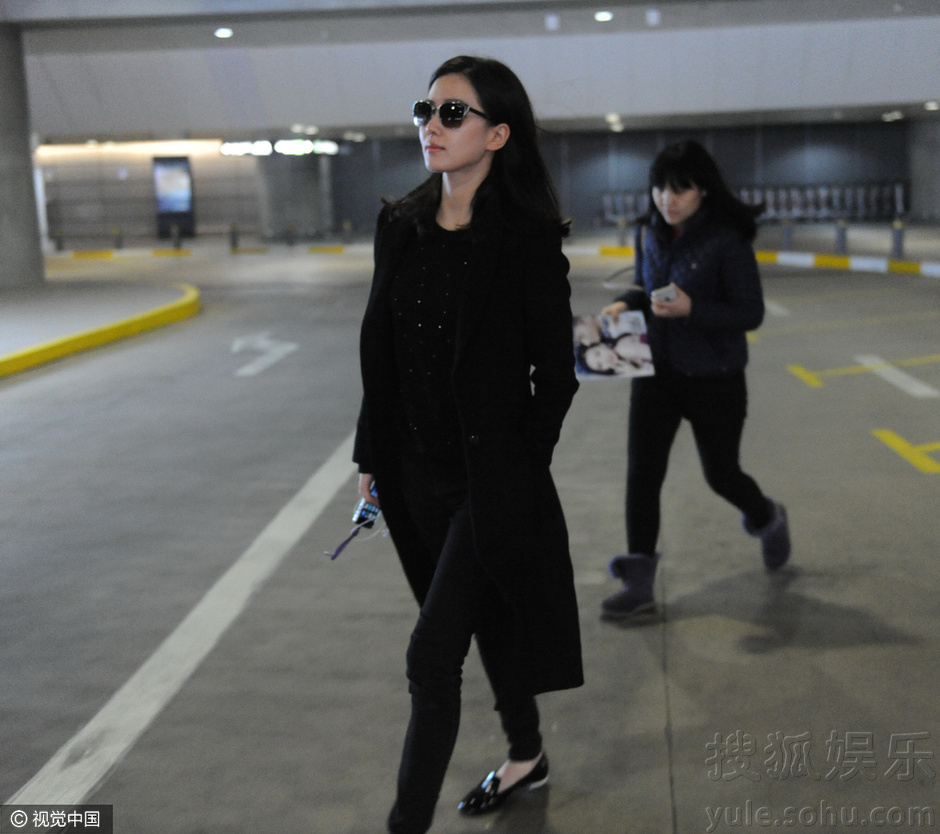 刘诗诗一身黑衣现身机场 背粉包包露少女心