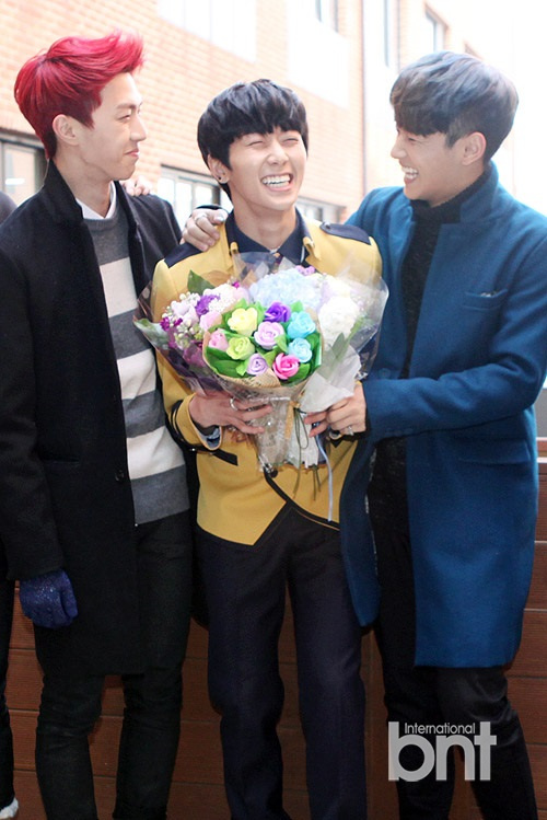 Apink NU'EST等偶像云集首尔艺高毕业礼6200