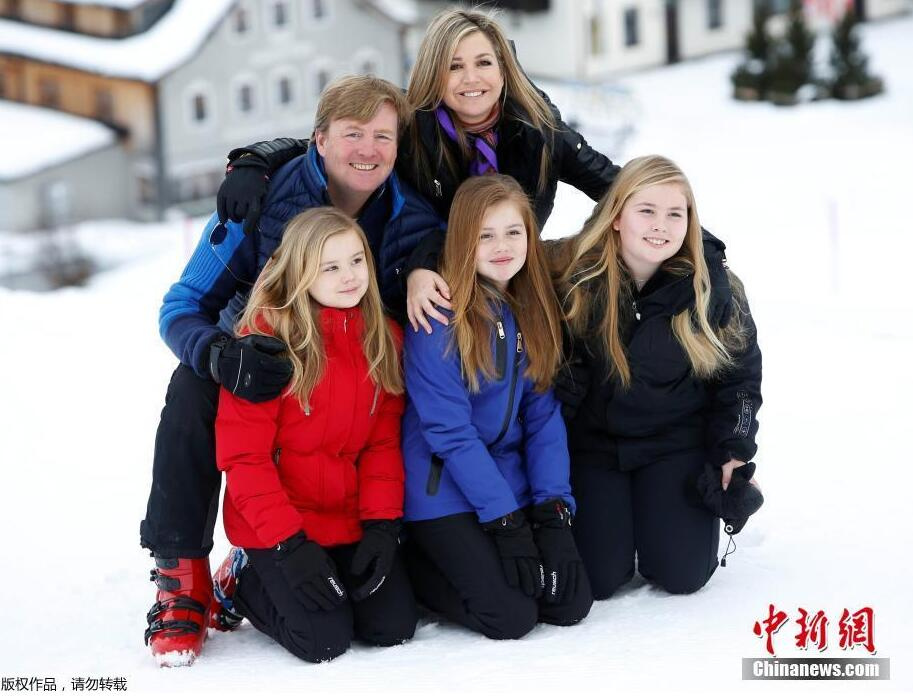 高清图:荷兰王室成员滑雪度假 三公主美貌抢镜