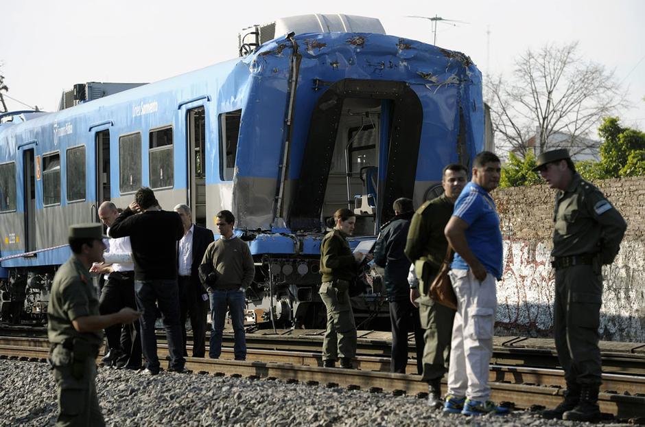 阿根廷火车相撞 至少3人死亡5111797-新闻图