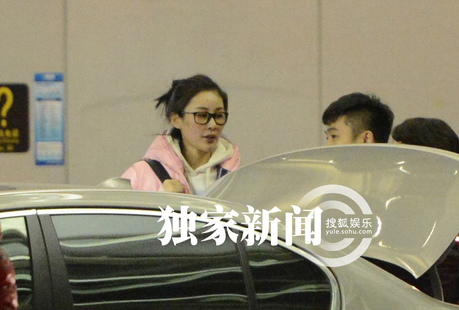独家:周扬深夜回京豪车接机 街边豪爽吃烤串