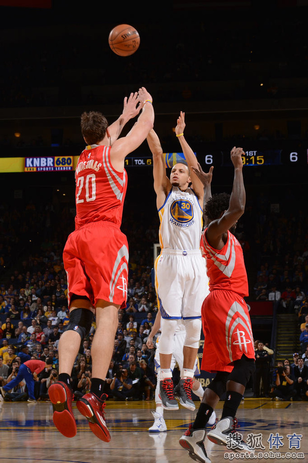 高清图:火箭战勇士魔兽惨遭封盖 库里勇猛上篮