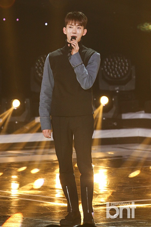 DoubleS301登一位 白色大衣潇洒帅气 - 粉丝网