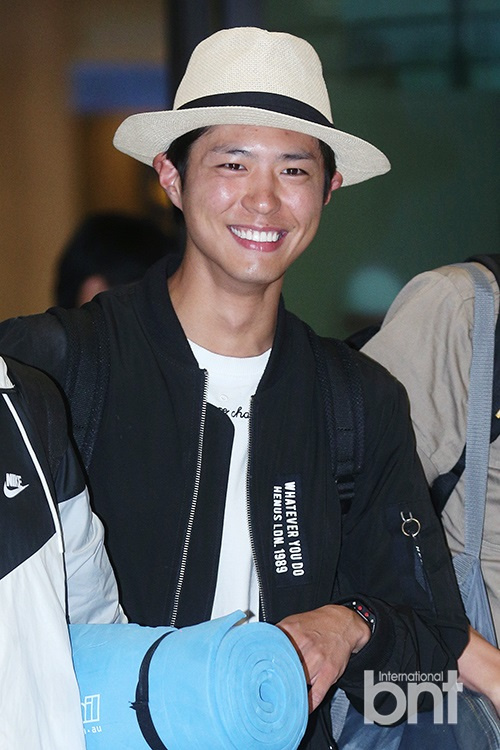 朴宝剑柳俊烈等非洲返韩 肤色黝黑帅气不减82