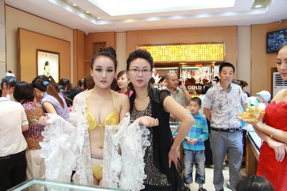 模特 黄金内衣图片