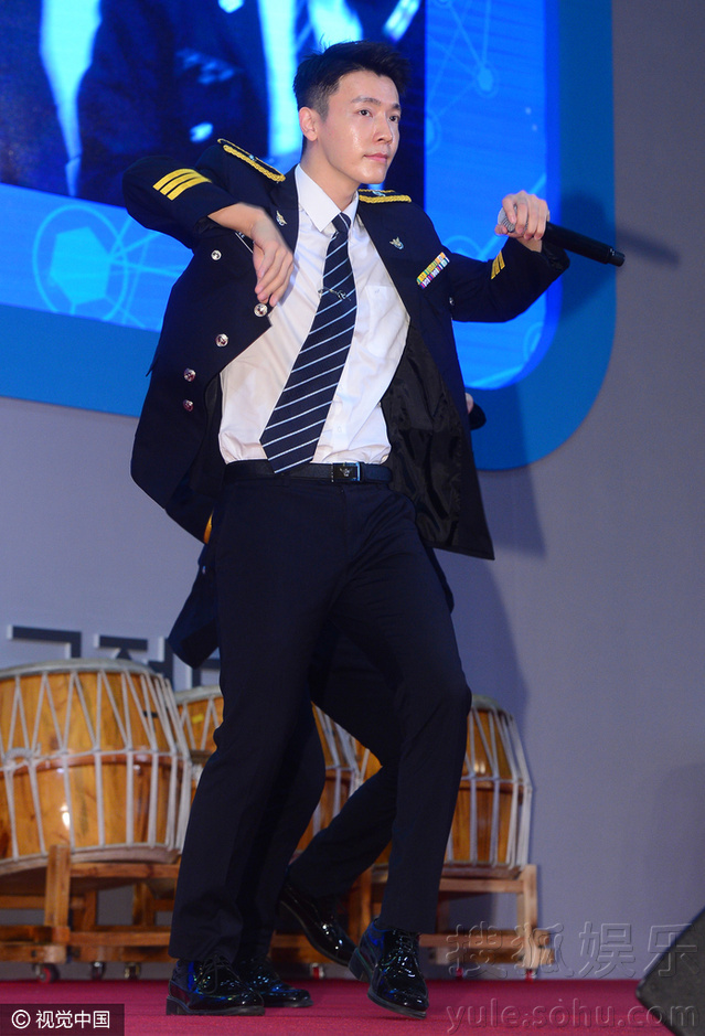 崔始源穿警服打鼓 与沈昌珉李东海玩制服诱惑