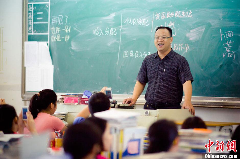 6月3日，广东省惠州市，“乌苏里江来长又长，蓝蓝的江水起波浪……”还未走进高三（26）班，就在走廊中听到一首熟悉的民歌。走近窗边，可以看到一位老师正在演唱，台下的同学们正在“凝神聆听”。老师唱完后，同学们高声欢呼：“老师，再来一首！”抵不过学生的盛情，老师再次唱起来。在台上唱歌的老师正是高三（26）班的班主任钟老师。钟老师告诉记者，他是音乐老师，所教的班级就是音乐班，虽然以前也给学生唱过歌，但这次不一样，学生点歌，自己现场演唱。