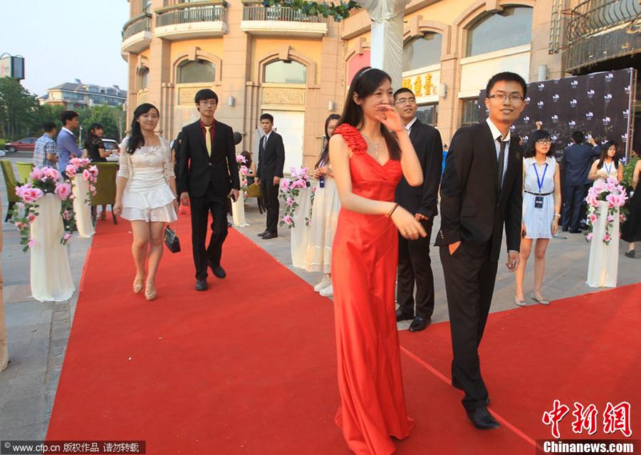 郑州高中生举办毕业舞会图片