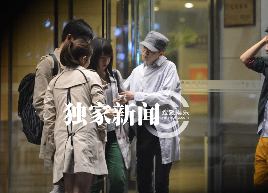 独家:吴青峰京城与友人吃饭 抱<em>神秘女</em>为其梳头