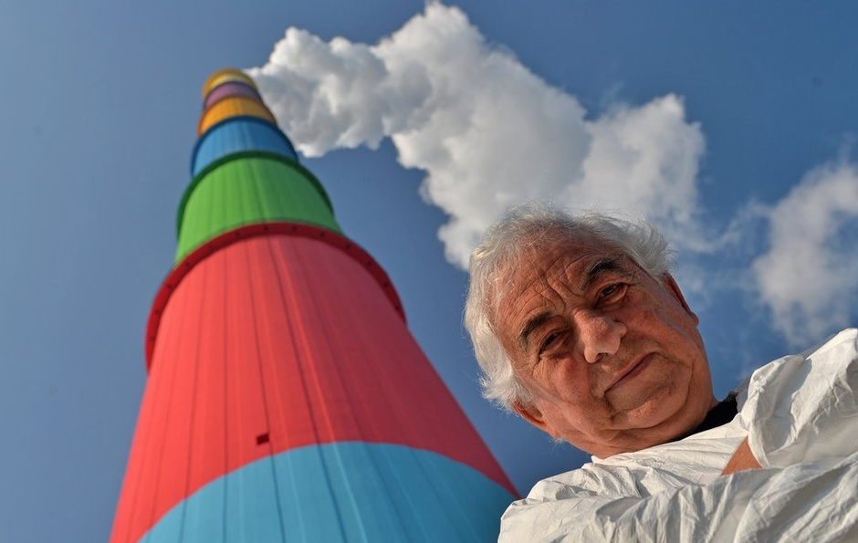 德国开姆尼斯,法国概念派艺术家daniel buren将302米高的烟囱涂成7段