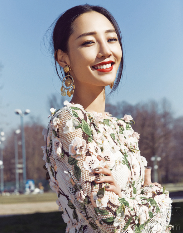 白百何复古红唇登封面 徜徉花样好春光-娱乐频