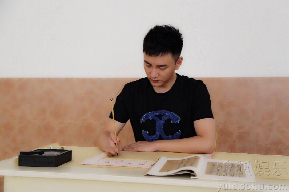 《书圣王羲之》开拍在即 王仁君勤练书法(1\/6)