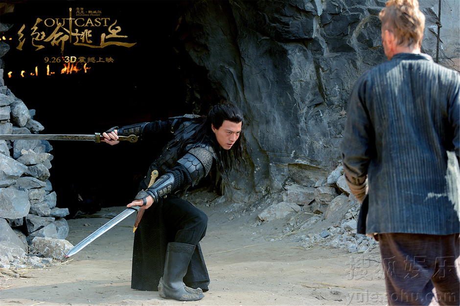 搜狐娱乐讯 《绝命逃亡》将于9月26日公映。这部影片云集了尼古拉斯-凯奇、海登-克里斯滕森、刘亦菲、安志杰、吉克隽逸等中外影星,由《勇敢的心》、《角斗士》的动作指导尼克-鲍威尔担任导演,全片启用好莱坞制作团队。因《星球大战》中天行者一角为广大观众熟悉的海登,与中国打星安志杰的对战是本片的巅峰之战,真实比剑场面,惊心动魄的拳脚切磋,上演了好莱坞与中国的比武交流。