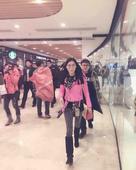 搜狐娱乐讯 8日晚，有网友在北京商场遇到张柏芝购物。网友称，当日张柏芝开上去心情大好，单是围巾就一次...