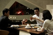 搜狐韩娱讯 韩国一线男演员张东健携手一起工作10年之久的设计师和经理拍摄了一则公益广告，在提前公开的...
