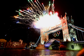 2012年7月28日，伦敦奥运会正式开幕。伦敦碗伦敦塔桥焰火齐放，伦敦夜空宛如白昼，美不胜收。（搜狐...